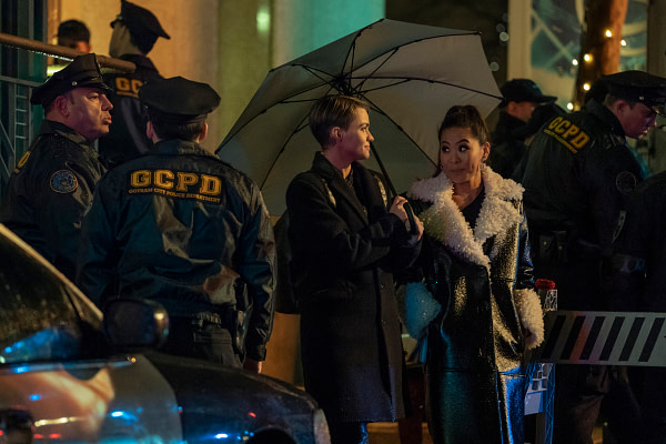 Ruby Rose en Kate Kane et Nicole Kang en Mary Hamilton dans Batwoman, gracieuseté de The CW. Ruby Rose en Kate Kane et Nicole Kang en Mary Hamilton dans Batwoman, gracieuseté de The CW.