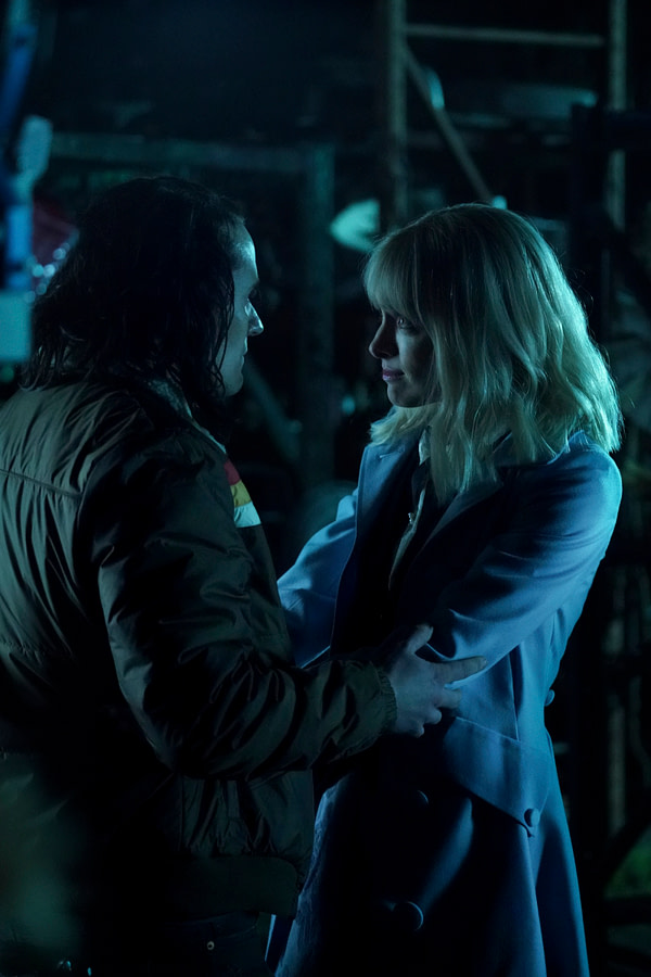 Sam Littlefield comme souris et Rachel Skarsten comme Alice dans Batwoman, gracieuseté de The CW. Sam Littlefield comme souris et Rachel Skarsten comme Alice dans Batwoman, gracieuseté de The CW.
