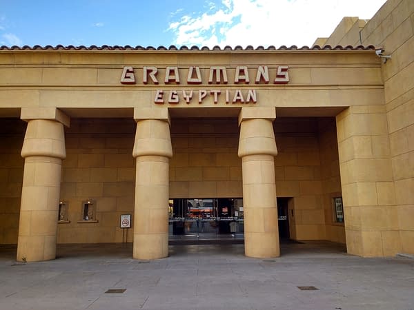 L'entrée du Grauman's Egyptian Theatre, un cinéma historique à Hollywood sur le Hollywood Walk of Fame, qui a ouvert ses portes en 1922. Crédit éditorial: Alex Millauer / Shutterstock.com