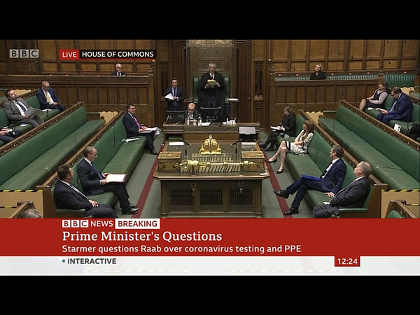 Aujourd'hui, l'heure des questions du Premier ministre est devenue semi-virtuelle. Aujourd'hui, l'heure des questions du Premier ministre est devenue semi-virtuelle.