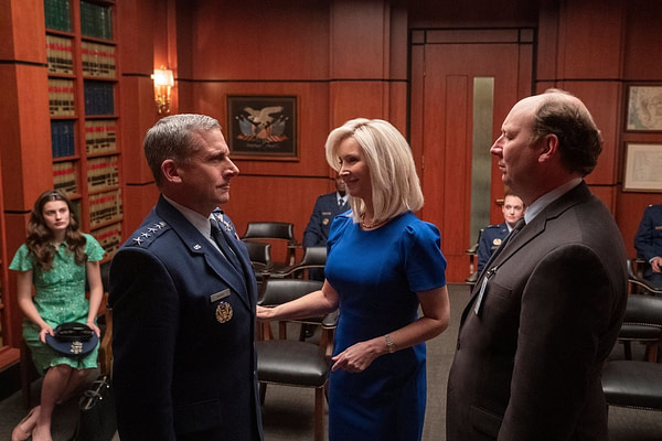 Maggie présente son mari, le général Naird, à un partisan du programme Space Force, gracieuseté de Netflix. Maggie présente son mari, le général Naird, à un partisan du programme Space Force, gracieuseté de Netflix.