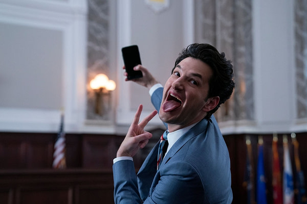 Tony Scarapiducci devient selfie gouvernemental dans Space Force, gracieuseté de Netflix. Tony Scarapiducci devient selfie gouvernemental dans Space Force, gracieuseté de Netflix.