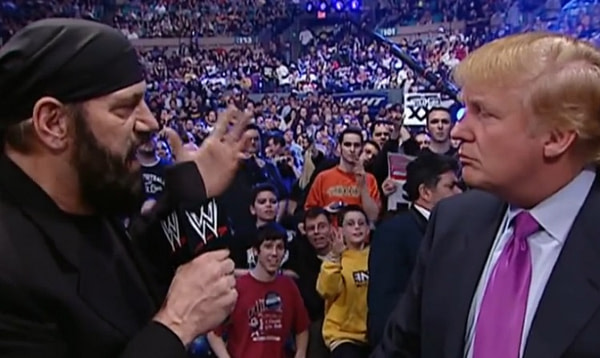 Jesse Ventura interviewe Donald Trump à WrestleMania XX, gracieuseté de la WWE. Jesse Ventura interviewe Donald Trump à WrestleMania XX, gracieuseté de la WWE.