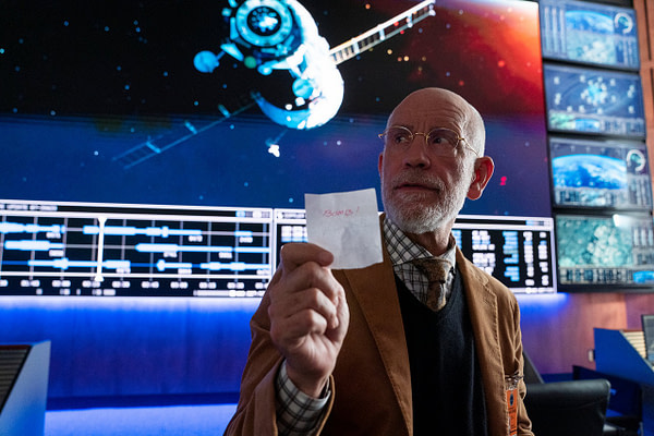 Dr. Mallory avec un message très terrible à partager dans Space Force, gracieuseté de Netflix. Dr. Mallory avec un message très terrible à partager dans Space Force, gracieuseté de Netflix.