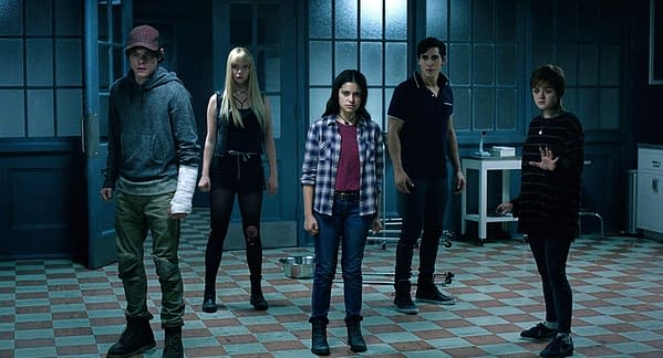 Maisie Williams, Anya Taylor-Joy, Charlie Heaton, Henry Zaga et Blu Hunt dans The New Mutants (2020). Crédit d'image: 20th Century Studios