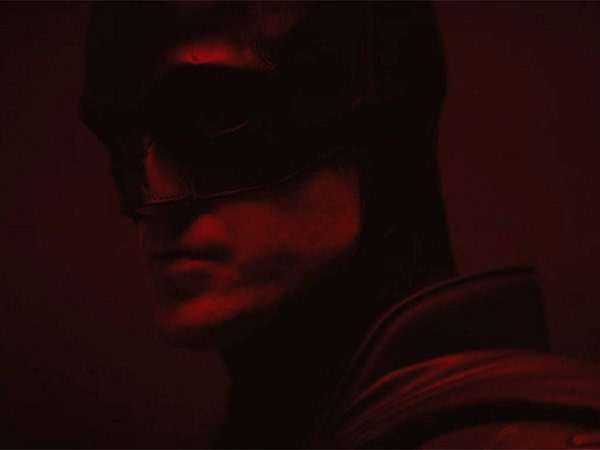 Robert Pattinson dans le rôle de Batman, partagé par le réalisateur Matt Reeves. Robert Pattinson dans le rôle de Batman, partagé par le réalisateur Matt Reeves.
