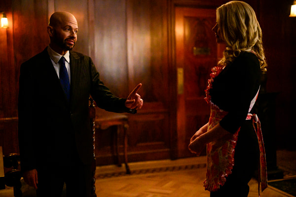 Jon Cryer comme Lex Luthor et Andrea Brooks comme Eve Tessmacher / Hope dans Supergirl, gracieuseté de The CW.