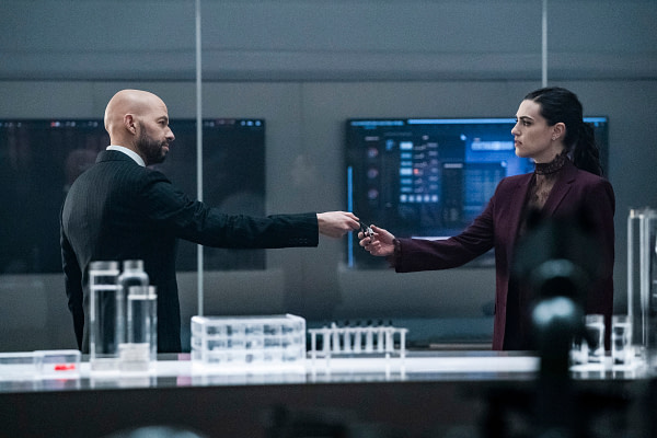 Jon Cryer comme Lex Luthor et Katie McGrath comme Lena Luthor dans Supergirl, gracieuseté de The CW.