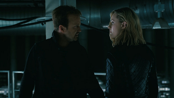 Caleb et Dolores se déplacent sur Westworld, gracieuseté de HBO. Caleb et Dolores se déplacent sur Westworld, gracieuseté de HBO.