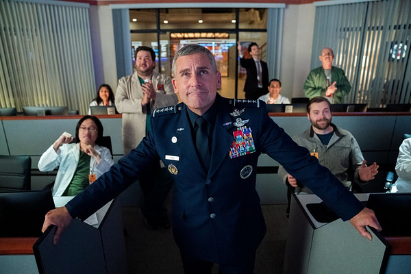 Le général Naird et son équipe célèbrent le succès dans Space Force, gracieuseté de Netflix. Le général Naird et son équipe célèbrent le succès dans Space Force, gracieuseté de Netflix.