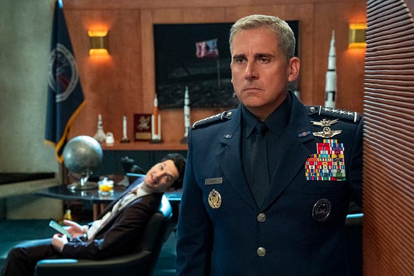 Le général Naird n'est pas intéressé par ce que Tony a à dire dans Space Force, gracieuseté de Netflix. Le général Naird n'est pas intéressé par ce que Tony a à dire dans Space Force, gracieuseté de Netflix.