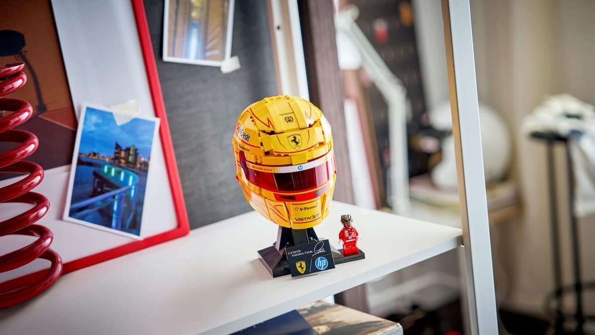 Formula 1 Scuderia Ferrari HP Lewis Hamilton Helmet Parks at LEGO
