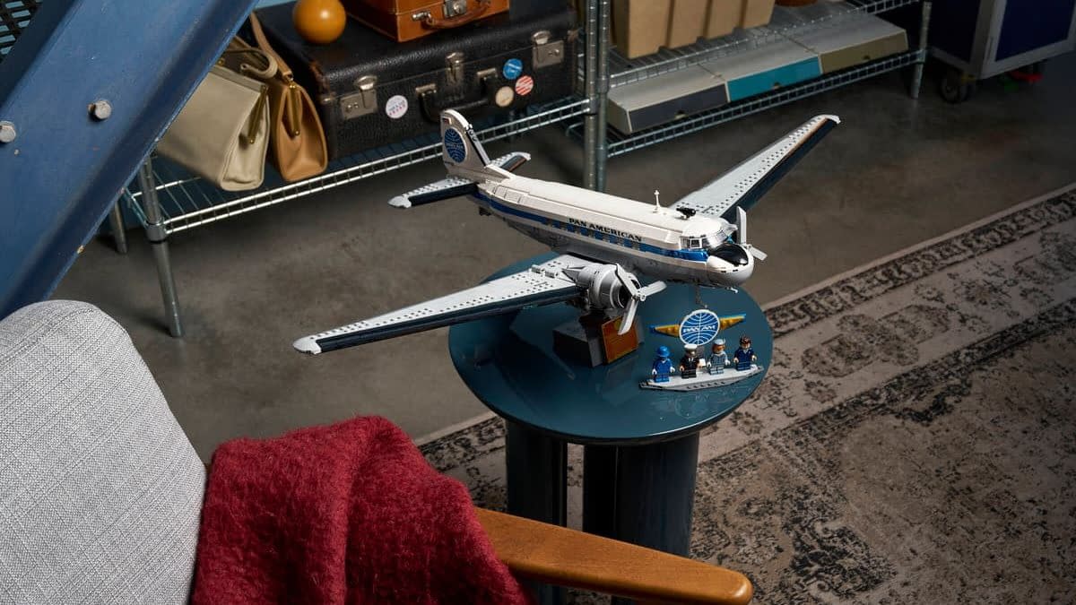 Build Your Own Douglas DC-3 PAN AM Airliner with LEGO