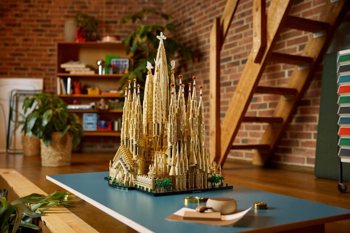 New LEGO Architecture Sagrada Família Set Revealed with 12,000 Pieces