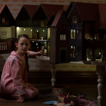 THE HAUNTING OF BLY MANOR (L to R) AMELIE SMITH as FLORA in episode 101 of THE HAUNTING OF BLY MANOR Cr. EIKE SCHROTER/NETFLIX © 2020
