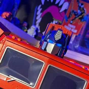 The Best Transformers 2022 Holiday Gift is Robosen's Optimus Prime