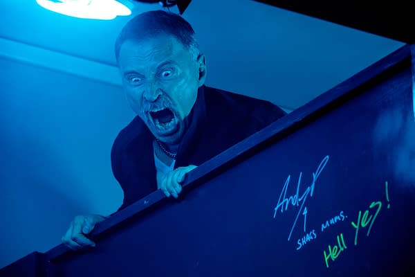 T2-JB-00850.dng Begbie (Robert Carlyle) raging over toilet cubicle