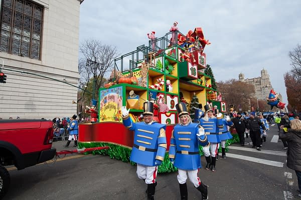 macys parade floats balloons