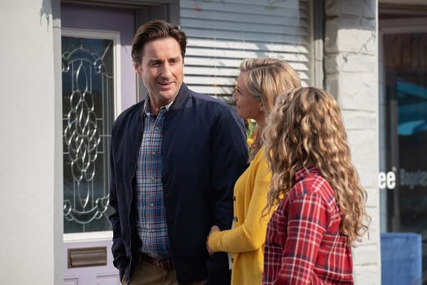 Luke Wilson as Pat Dungan, Amy Smart as Barbara Whitmore, and Brec Bassinger as Courtney Whitmore in Stargirl, courtesy of The CW.