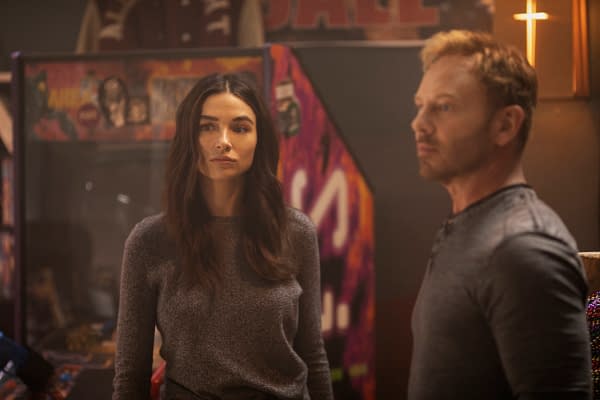 Swamp Thing -- "Worlds Apart" -- Image Number: SWP102a_0310r -- Pictured (L - R): Crystal Reed as Dr. Abby Arcane and Ian Ziering as Daniel Cassidy -- Photo: Fred Norris / 2020 Warner Bros. Entertainment Inc. -- © 2020 Warner Bros. Entertainment Inc. All Rights Reserved.