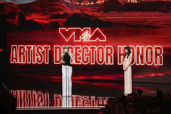 MTV VMAs: Taylor Swift Accepts Artist Director Honor (IMAGES, VIDEO)