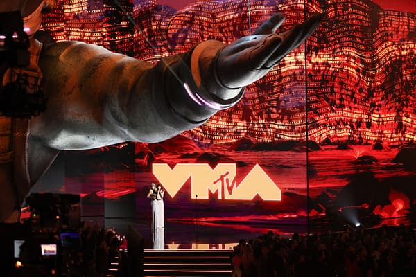 MTV VMAs: Taylor Swift Accepts Artist Director Honor (IMAGES, VIDEO)