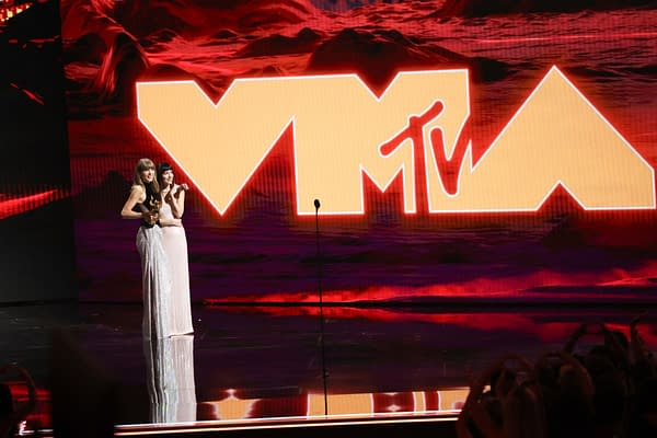 MTV VMAs: Taylor Swift Accepts Artist Director Honor (IMAGES, VIDEO)
