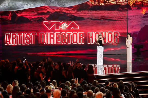 MTV VMAs: Taylor Swift Accepts Artist Director Honor (IMAGES, VIDEO)