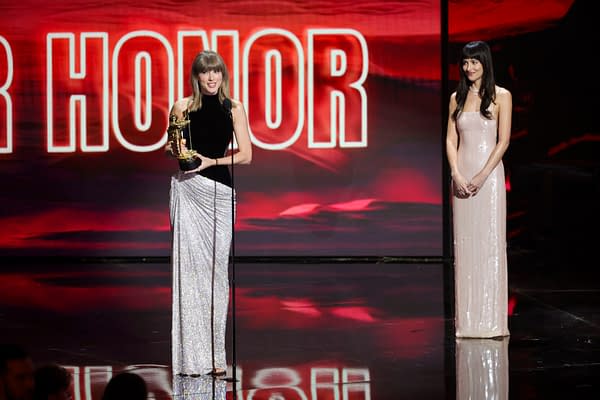 MTV VMAs: Taylor Swift Accepts Artist Director Honor (IMAGES, VIDEO)
