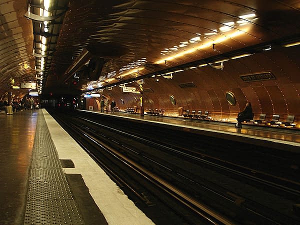 800px-Metro_Paris_-_Ligne_11_-_station_Arts_et_Metiers_01