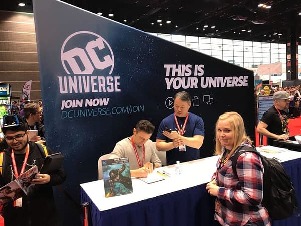 Getting a Catwoman Sketch Cover From Lucio Parrillo at the C2E2 DC Booth (Video)