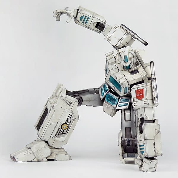 Change Colors and Roll Out: We Review The G1 Ultra Magnus from ThinkGeek