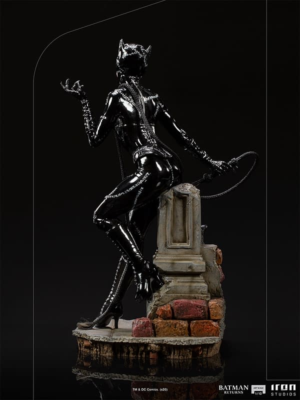 Catwoman Gets New Batman Returns Statue from Iron Studios