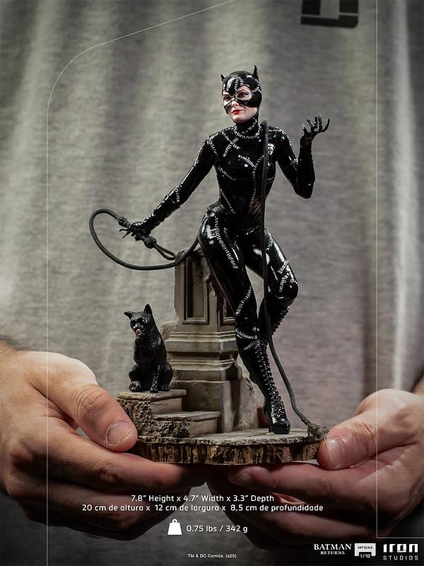 Catwoman Gets New Batman Returns Statue from Iron Studios