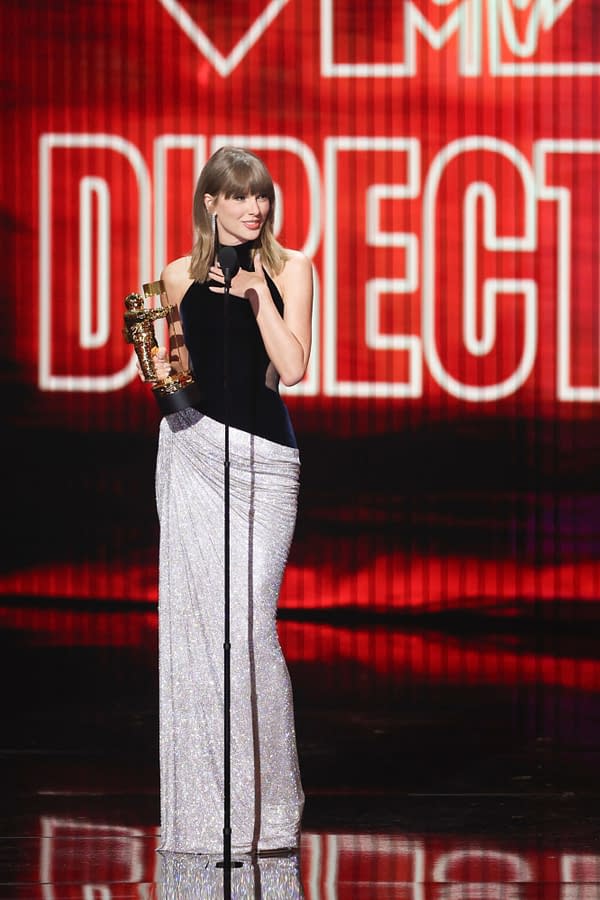 MTV VMAs: Taylor Swift Accepts Artist Director Honor (IMAGES, VIDEO)