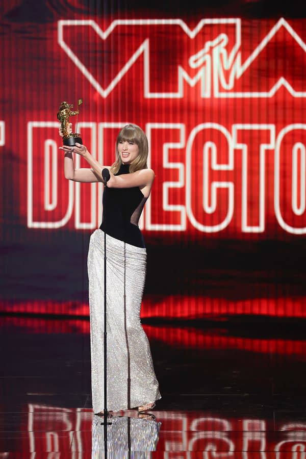 MTV VMAs: Taylor Swift Accepts Artist Director Honor (IMAGES, VIDEO)