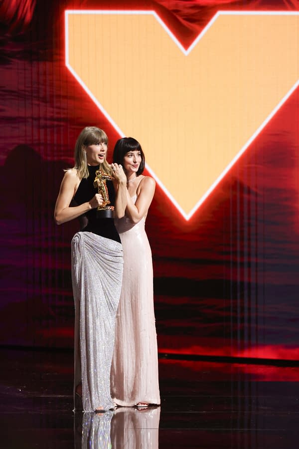 MTV VMAs: Taylor Swift Accepts Artist Director Honor (IMAGES, VIDEO)