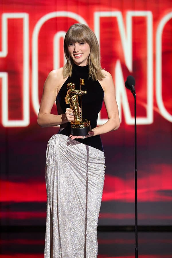 MTV VMAs: Taylor Swift Accepts Artist Director Honor (IMAGES, VIDEO)