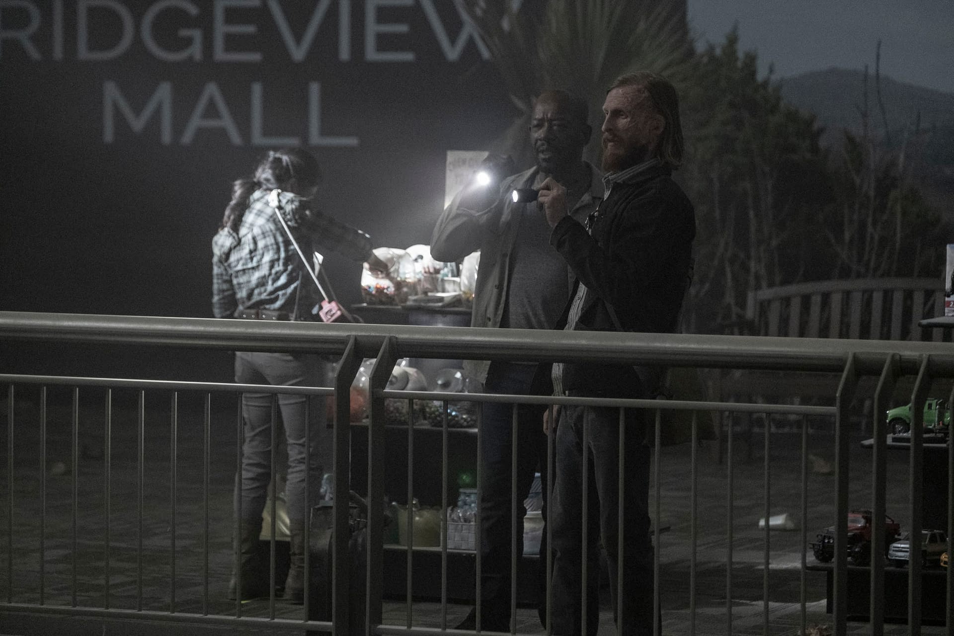"Fear the Walking Dead" S05E10 "210 Words Per Minute": Morgan, Dwight &#038; Grace Hit the Mall [OPENING MINUTES]