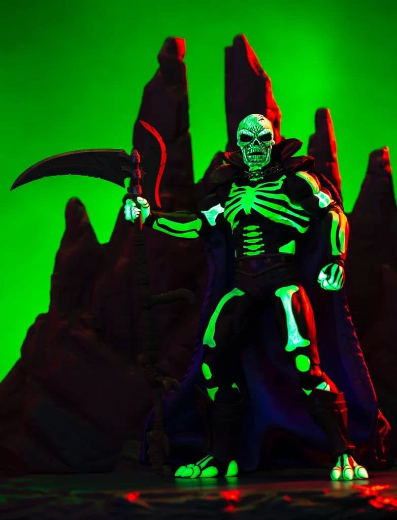 Mondo Reveals Scareglow Glow in the Dark Exclusive Figure