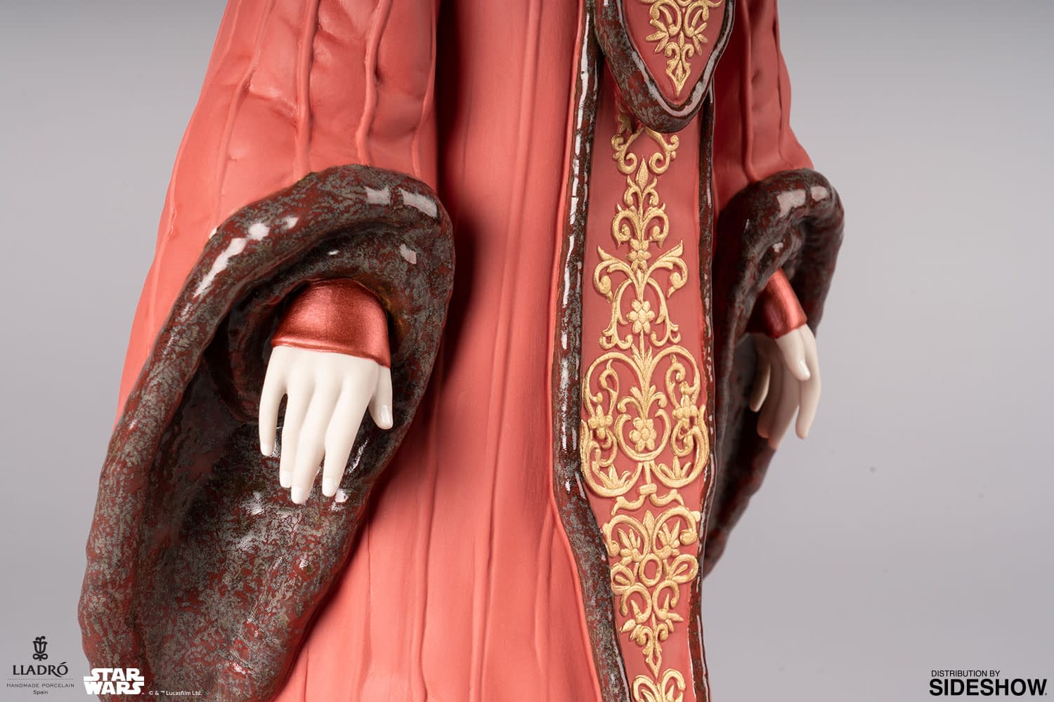 Star Wars Queen Amidala Enters a Throne Room with New Statue