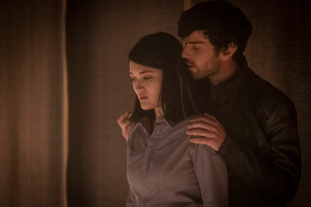 Isa Briones and Harry Treadaway in Star Trek: Picard