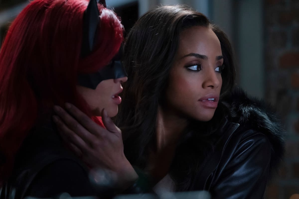"Batwoman" Season 1 "Grinning From Ear to Ear" Tackles Social Media, LGBTQ Identity &#038; More [SPOILER REVIEW]