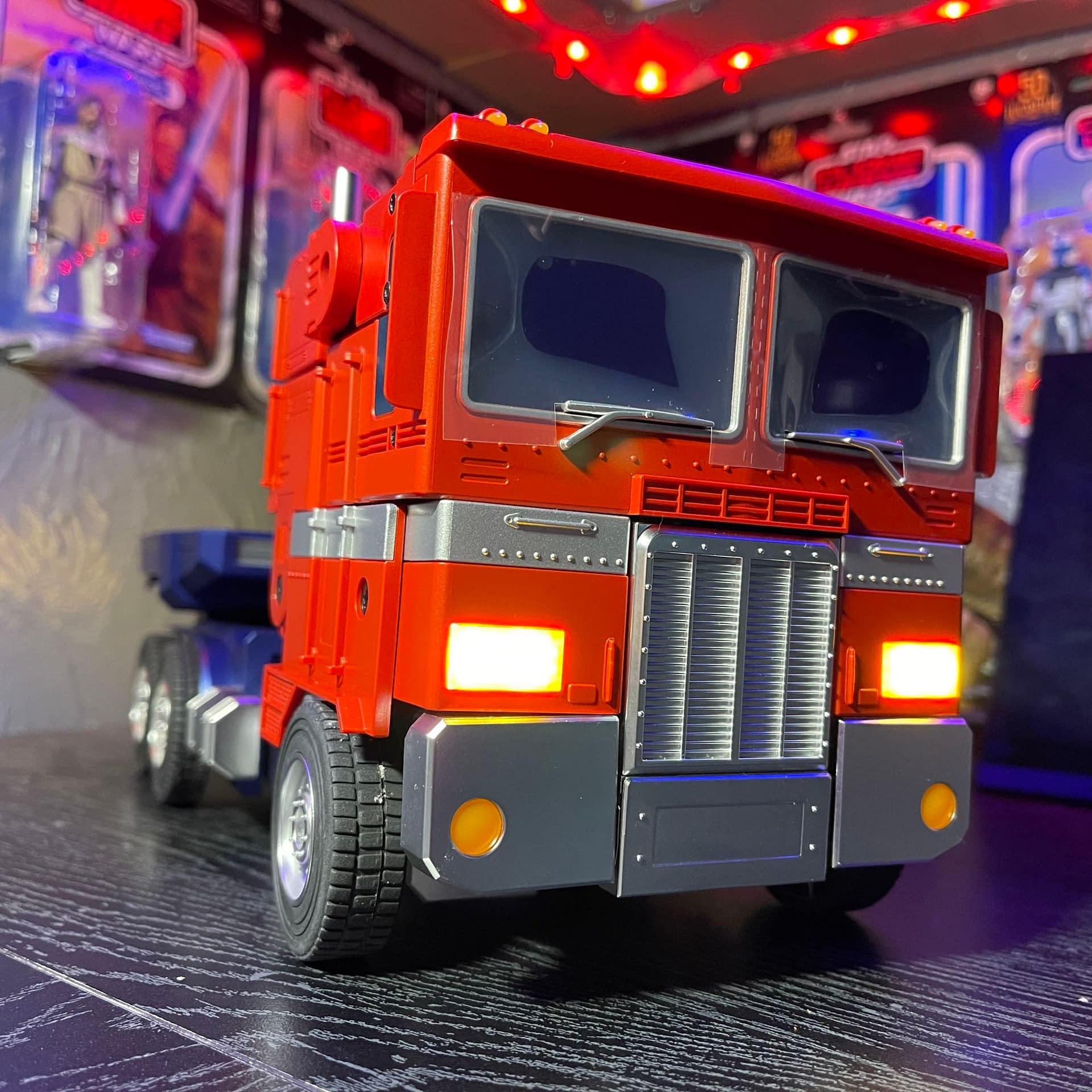 The Best Transformers 2022 Holiday Gift is Robosen's Optimus Prime