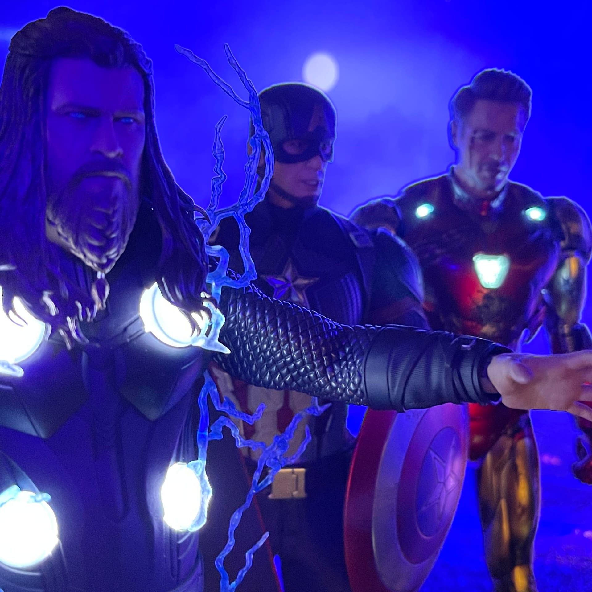 Avengers: Endgame Hot Toys Thor - Riding the Lighting 
