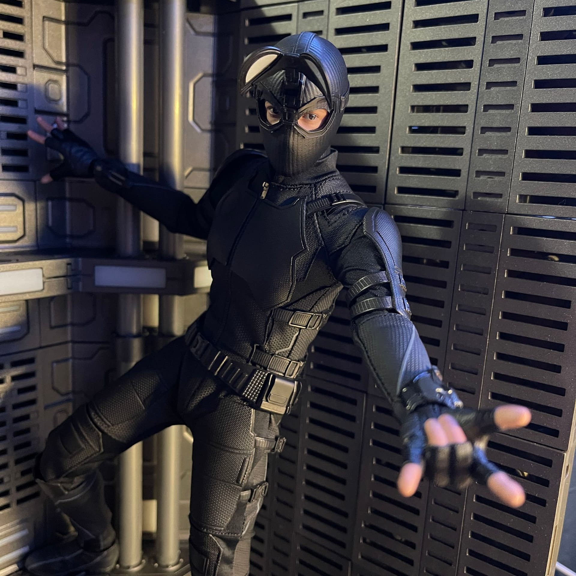 Hot Toys Explore the Spider-Verse - MCU Spider-Man (Stealth Suit) 