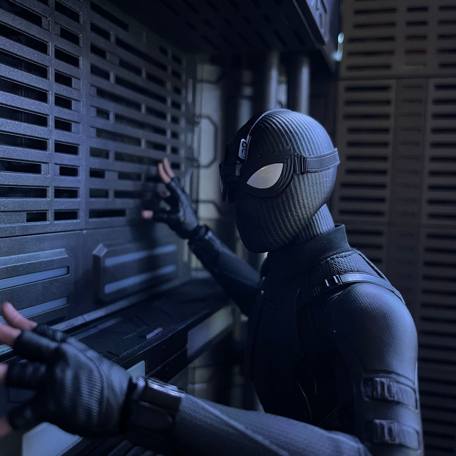 Hot Toys Explore the Spider-Verse - MCU Spider-Man (Stealth Suit) 