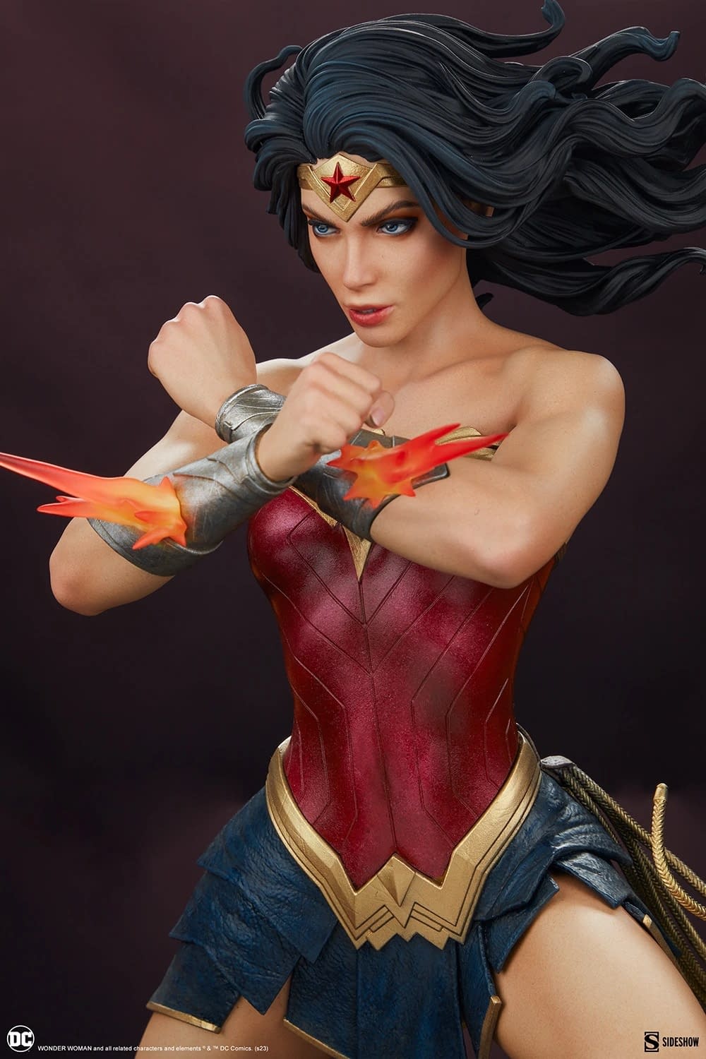 Wonder Woman: Saving the Day Statue Debuts from Sideshow Collectibles