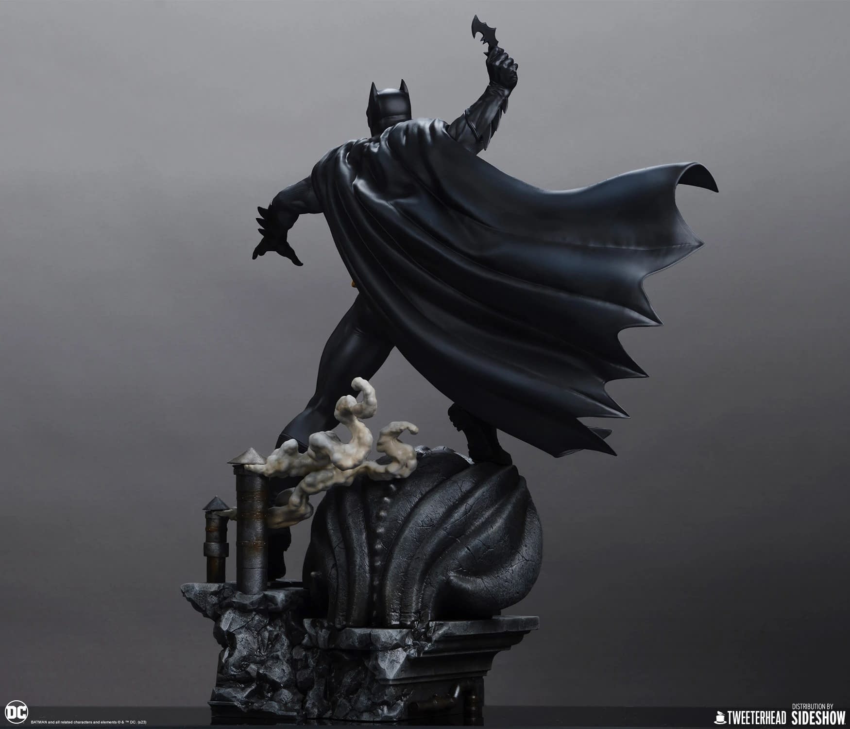 Tweeterhead Unveils Batman (Black and Gray Edition) 1:6 Scale Maquette