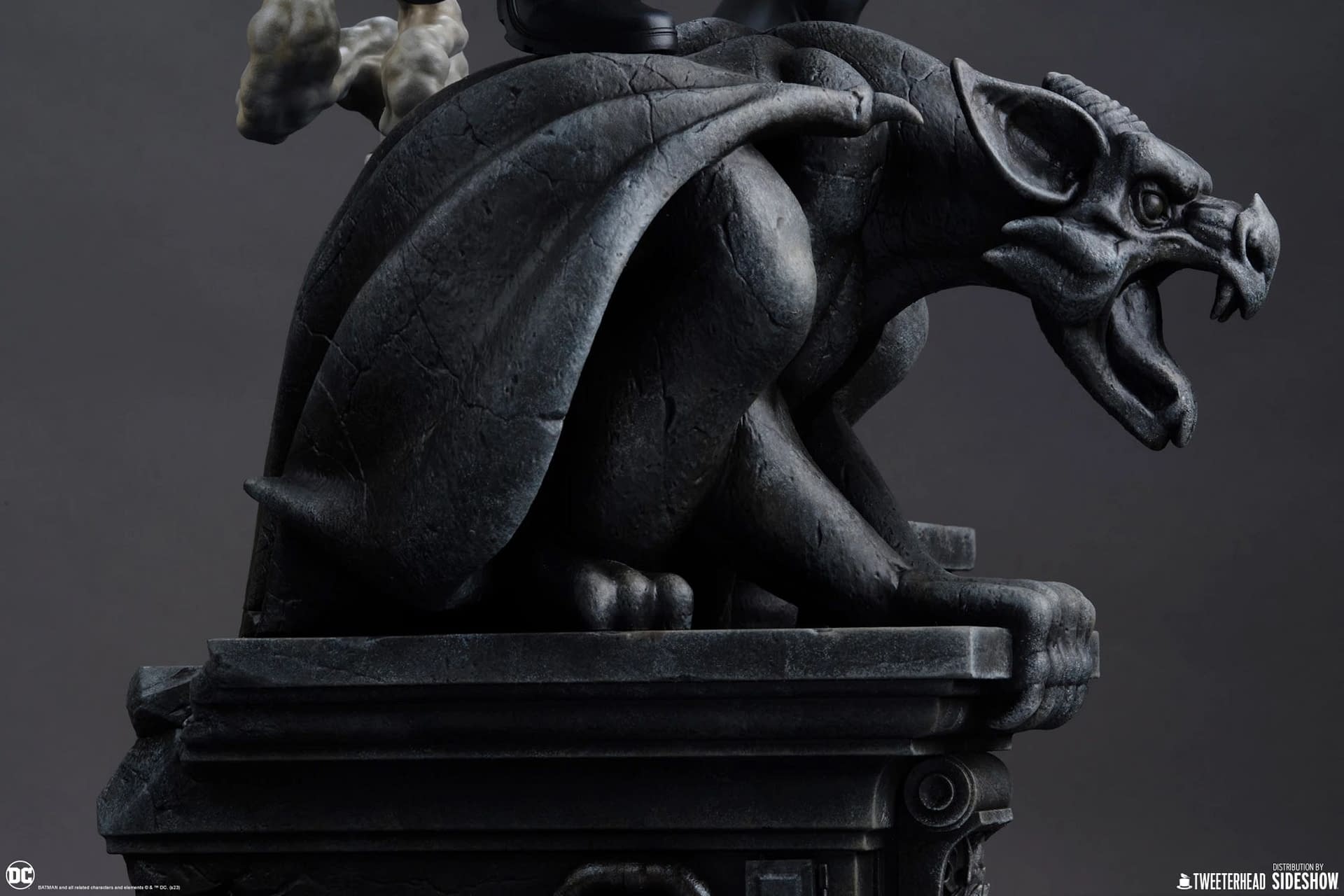 Tweeterhead Unveils Batman (Black and Gray Edition) 1:6 Scale Maquette